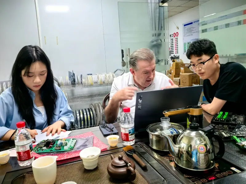Philifast team communicating with customers